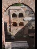 00094 ostia - necropoli della via ostiense (porta romana necropolis) - b12 - colombari gemelli - hinten - gesehen von der via dei sepolcri - 2016.jpg